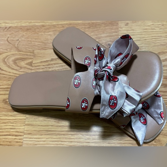 San Fransisco 49ers Tan Slide Sandals with Logo Bow size 10 - Picture 1 of 5